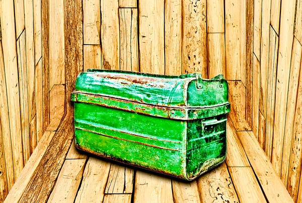 관점 나무 바닥 뒤에 고립 된 빈티지 녹색 상자 — 스톡 사진