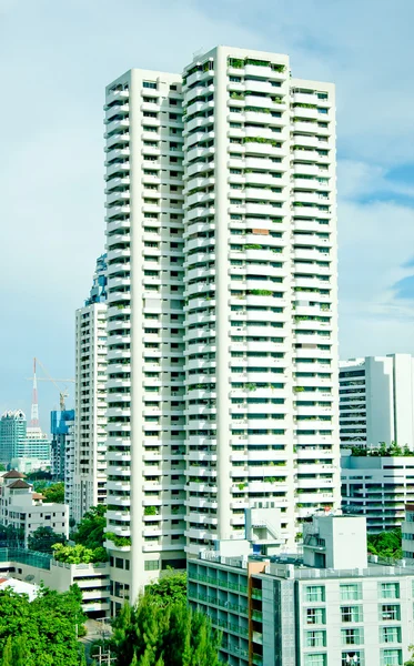 Mavi gökyüzü arka plan üzerinde Bina Modern — Stok fotoğraf