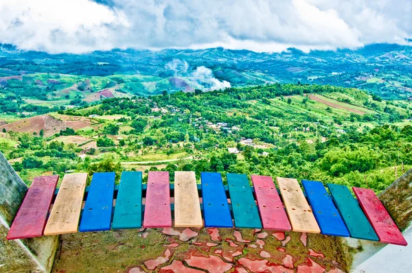Färgglada av bänk på Visa berg — Stockfoto