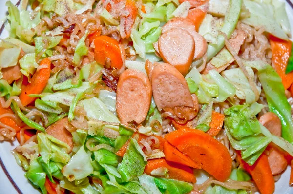 The Fried instant noodle with sausage and carrot and cabbage — Stock Photo, Image