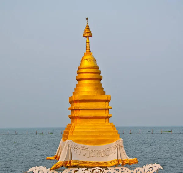 Złoty stupa nad jeziorem kwan phayao Prowincja phayao, Tajlandia — Zdjęcie stockowe