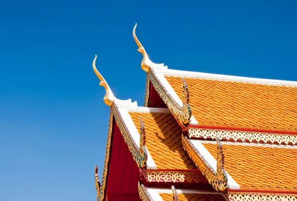 Das schöne Dach des Tempels auf blauem Himmelhintergrund — Stockfoto