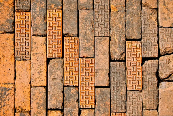 O tijolo marrom velho no chão — Fotografia de Stock