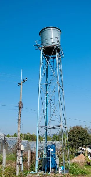 La Torre del serbatoio dell'acqua in fattoria — Foto Stock