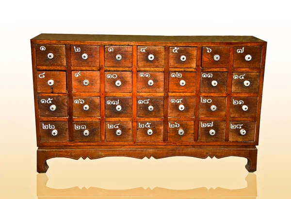 Dřevěná skříňka s čtvercové šuplíky a bílé rukojeti izolované — Stock fotografie