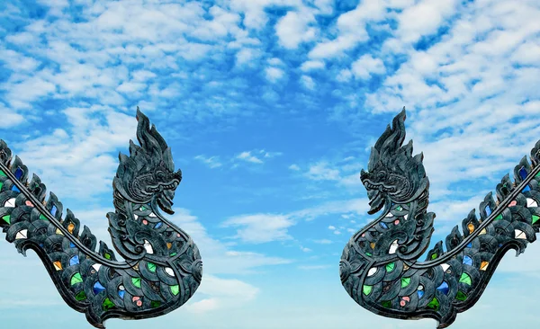 Naga izole mavi gökyüzü arka plan üzerinde oyma ahşap — Stok fotoğraf