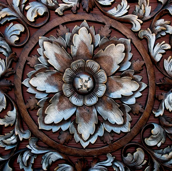 오래 된 꽃 패턴 타이 스타일의 나무 장식 조각 로열티 프리 스톡 이미지