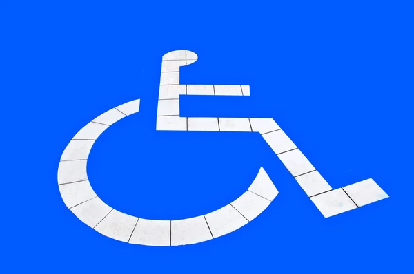 Зарезервированная автостоянка для инвалидов, изолированная на голубой заднице — стоковое фото