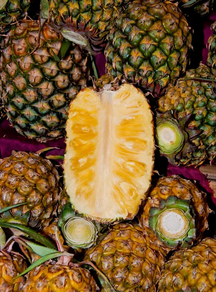 Свежий ананас — стоковое фото