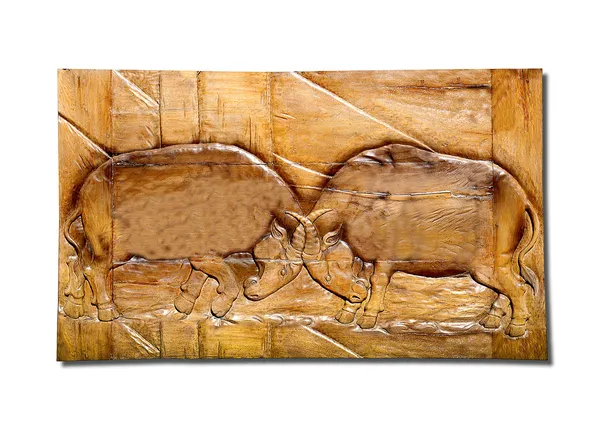 Piaskowca rzeźba buffalo walki na białym tle biały ba — Zdjęcie stockowe
