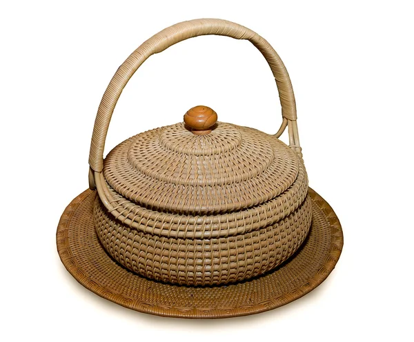 A cesta velha feita de bambu isolado no fundo branco — Fotografia de Stock
