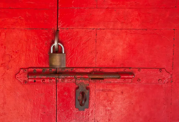 Eski ana anahtar ve eski cıvata üzerinde kırmızı ahşap kapı — Stok fotoğraf
