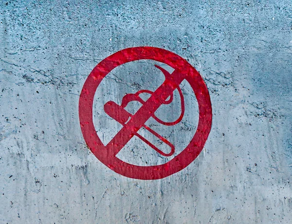 Το λογότυπο κάπνισμα σε φόντο φύλλο χάλυβα — Φωτογραφία Αρχείου
