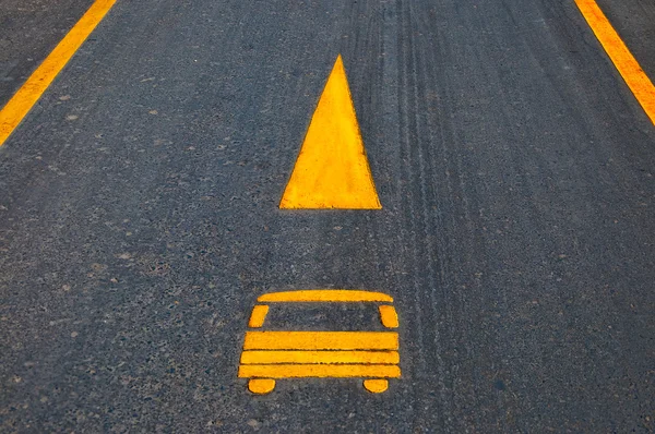 O sinal seta amarela ofoneway carro no chão de asfalto — Fotografia de Stock