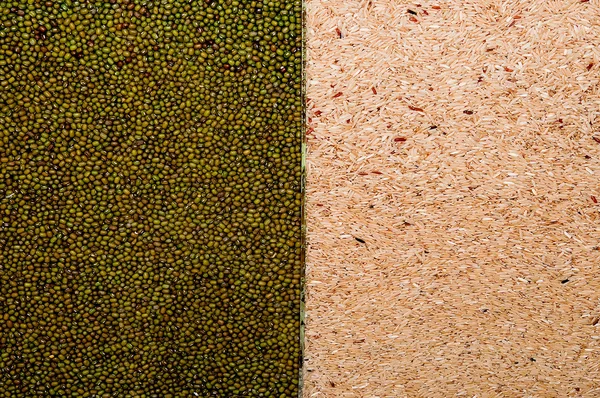Die bunt gestreiften Reihen trockener grüner Bohnen und brauner Reisbacken — Stockfoto