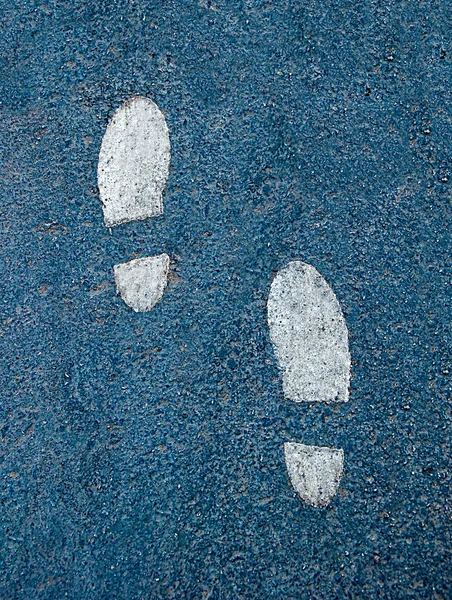 Çimento zemin üzerinde beyaz ayak izi — Stok fotoğraf