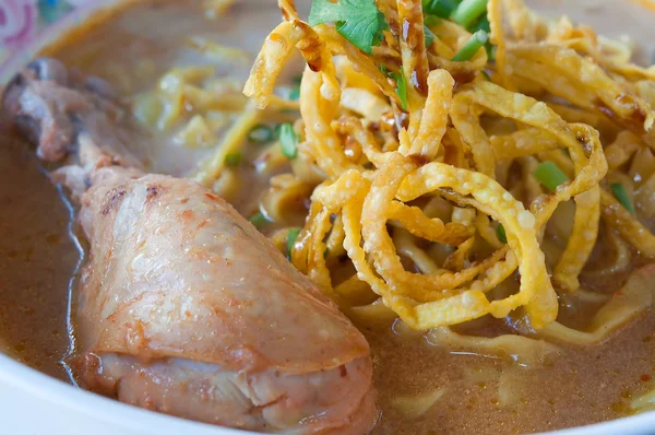 Die Eiernudel und gelbes Curry mit Huhn (khao soi) von nort — Stockfoto