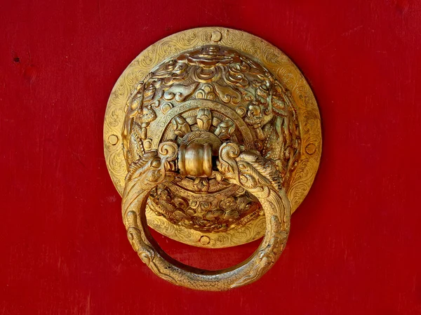 백색 backgroun에 고립 된 골든 드래곤의 빈티지 문 고리 — 스톡 사진