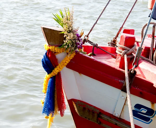 De bloem voor hoedster godin van boot in thailand — Stockfoto