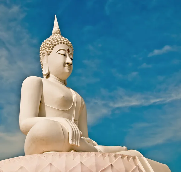 O status de buddha branco no fundo do céu azul — Fotografia de Stock