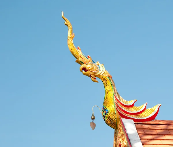 Gable apexen av templet på blå himmel bakgrund — Stockfoto