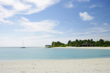 lagoon içinde yelkenli