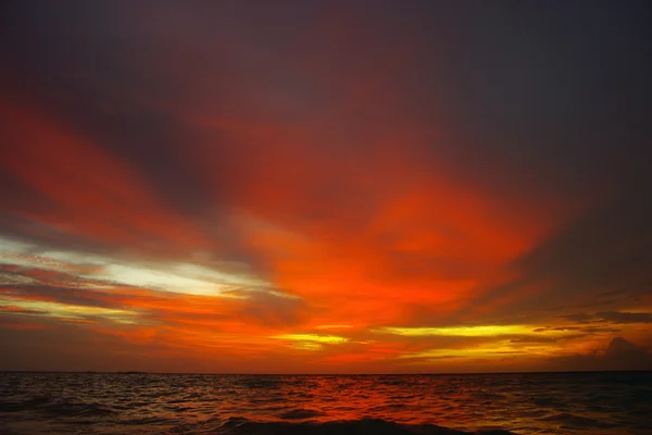 Sonnenuntergang am Meer Stockbild