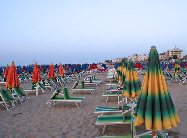 Chaises longues sur la plage, Cattolica, Italie — Photo