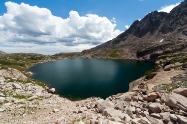 colorado rocky dağlarında dağ gölü