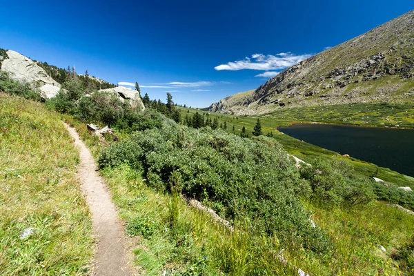 Trail genom mountain lake landskap — Stockfoto