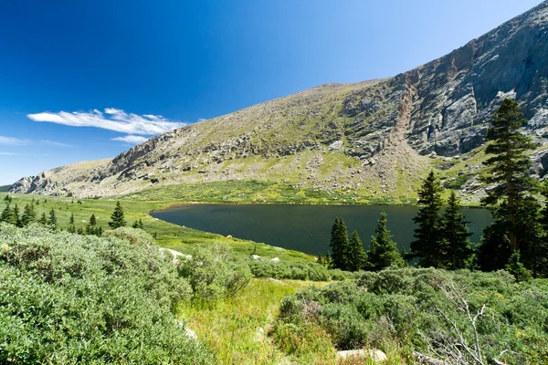 Paesaggio lago di montagna — Foto Stock