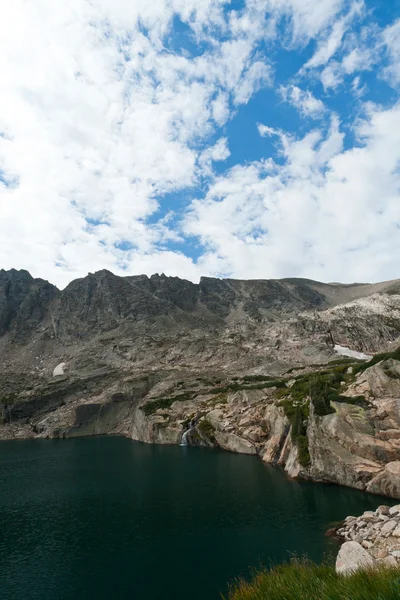 山湖泊和瀑布风景 — 图库照片