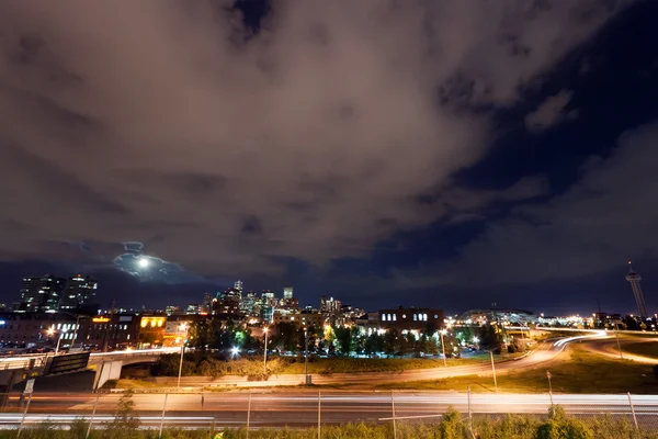 Luna subiendo por encima del horizonte de Denver Colorado —  Fotos de Stock