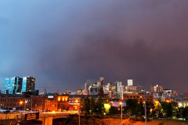 Denver colorado skyline alacakaranlıkta