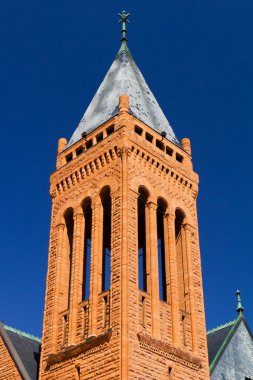 Kilisenin çan kulesi üzerinde çapraz