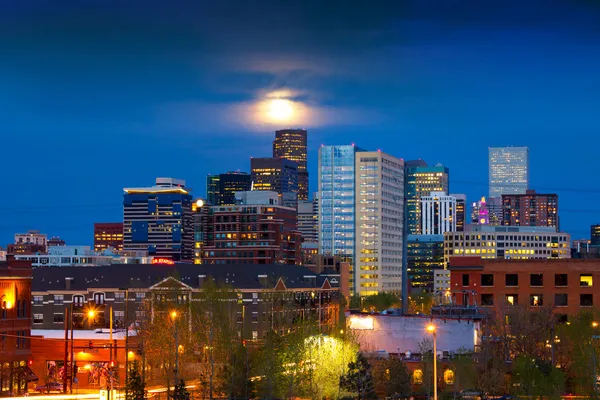 Lua cheia acima de Denver — Fotografia de Stock