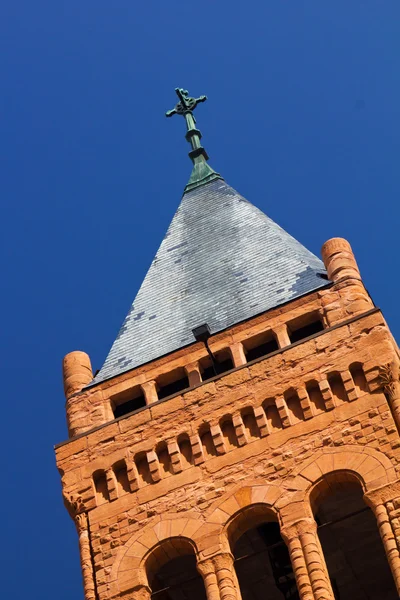 Kilisenin çan kulesi üzerinde çapraz — Stok fotoğraf