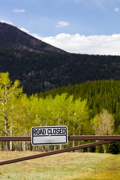 Road Closed Sign in the Outdoors — Zdjęcie stockowe
