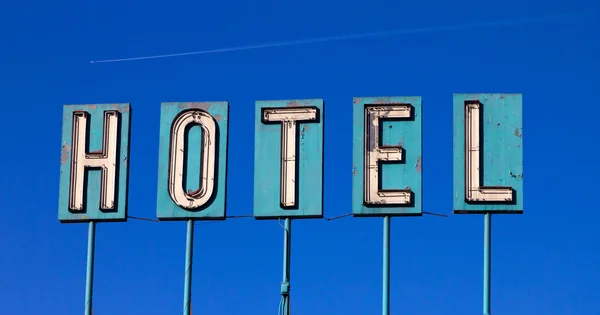 Grunge Covered Hotel Sign And Airplane Isolated On Blue — Stock Photo, Image