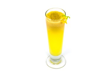 cam beyaz zemin üzerine izole limon elma suyu