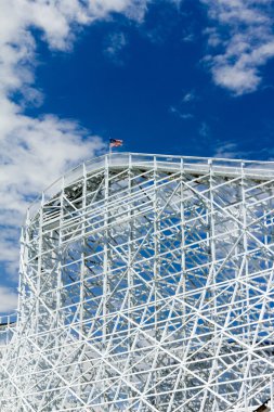 lunapark treni tepenin üstüne Amerikan bayrağı