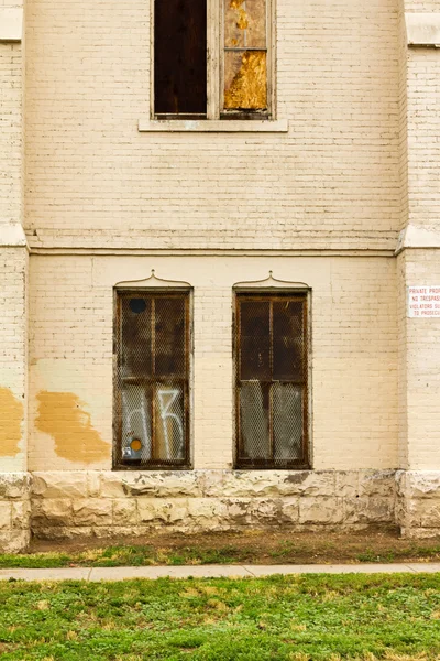Grunge fedett fal elhagyott városi templom — Stock Fotó