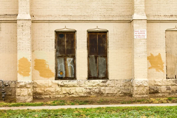 Grunge bedeckte Wand der verlassenen Stadtkirche — Stockfoto