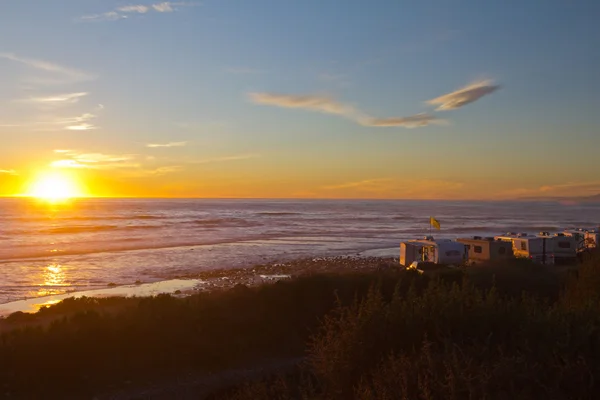 Veicoli da diporto, camper e camper sulla spiaggia al tramonto — Foto Stock