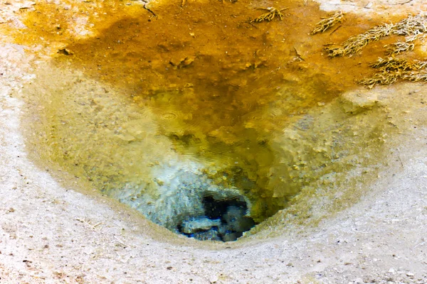 Rainbow χρωματιστά γεωθερμικό νερό τρύπα στο yellowstone εθνική pa — Φωτογραφία Αρχείου