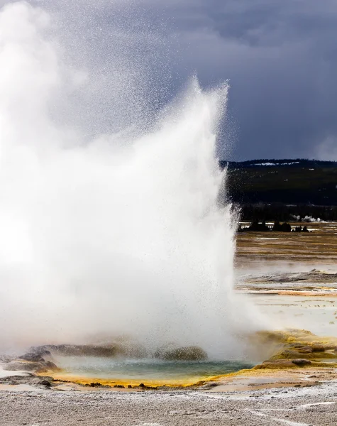 Rainbow Colored Geyser Pool Bursts Fiercely Into The Air — Stock Photo, Image