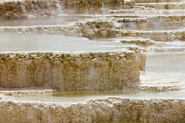 Bizzare Becken mit kochendem Wasser an riesigen heißen Quellen in Gelbtönen — Stockfoto