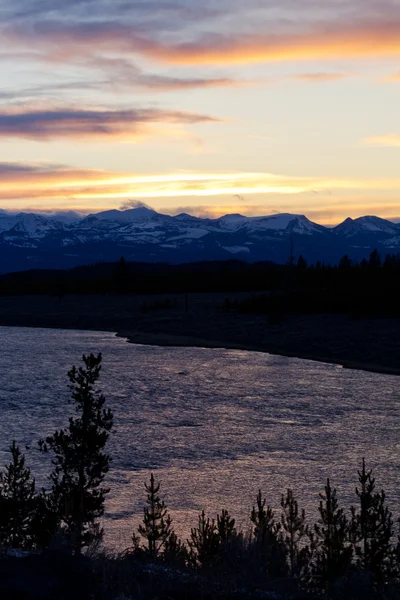 नदी ओलांडून रंगीत यलोस्टोन सूर्यास्त — स्टॉक फोटो, इमेज