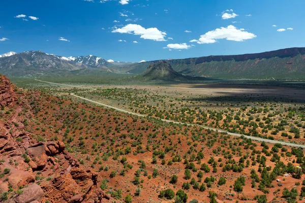 Largo camino a través de un cañón del desierto del suroeste americano — Foto de Stock