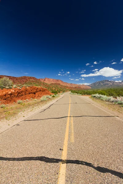 Lege snelweg dwars door de woestijn van utah — Stockfoto